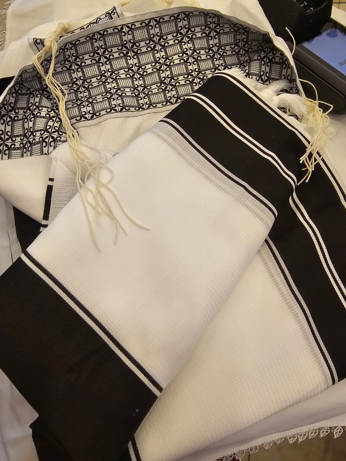טלית חתנים מהודרת פסים שחורים עבים עטרה שחורה